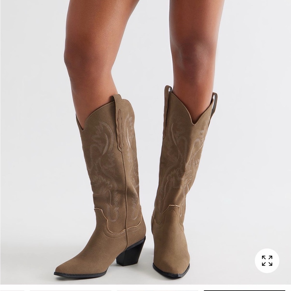 Tan cow boy boots
